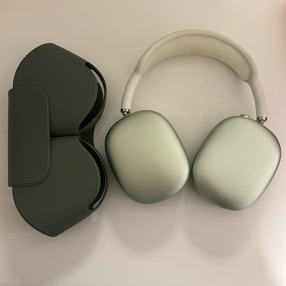 Apple AirPods Max in green.